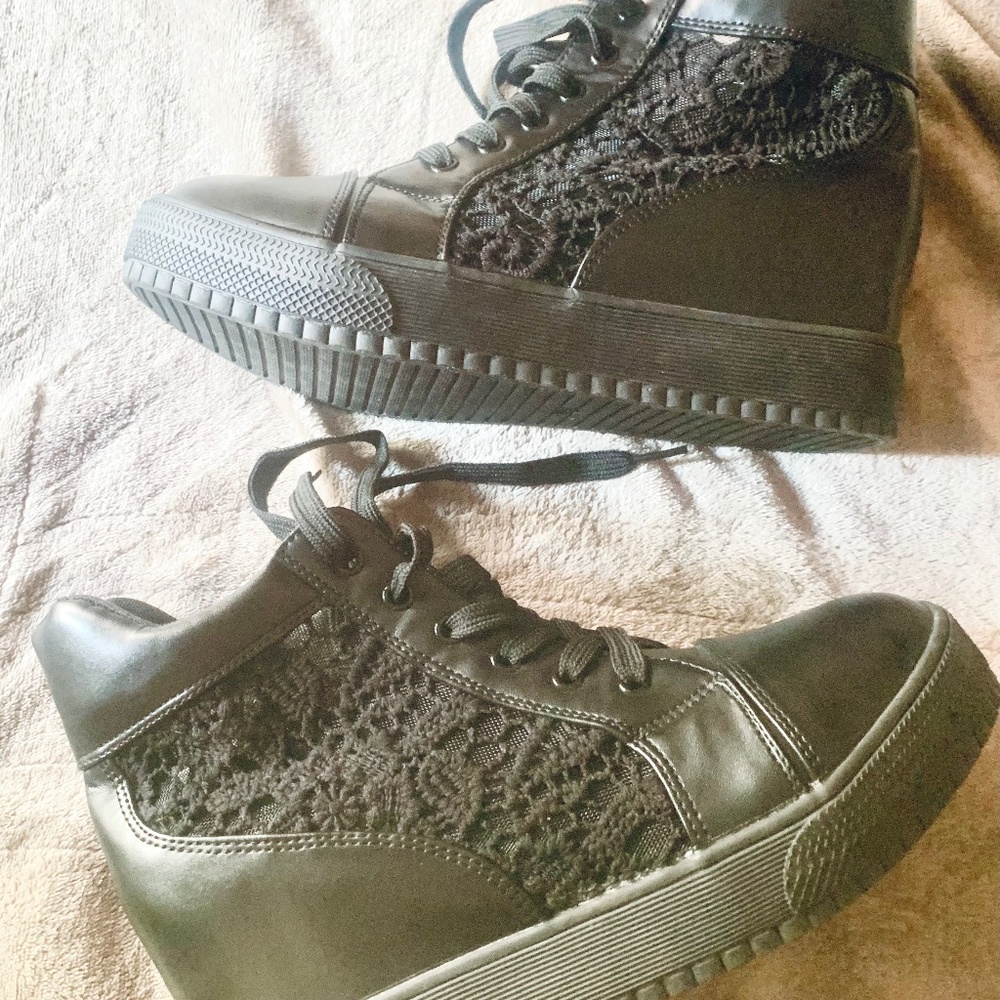 Black retro boot